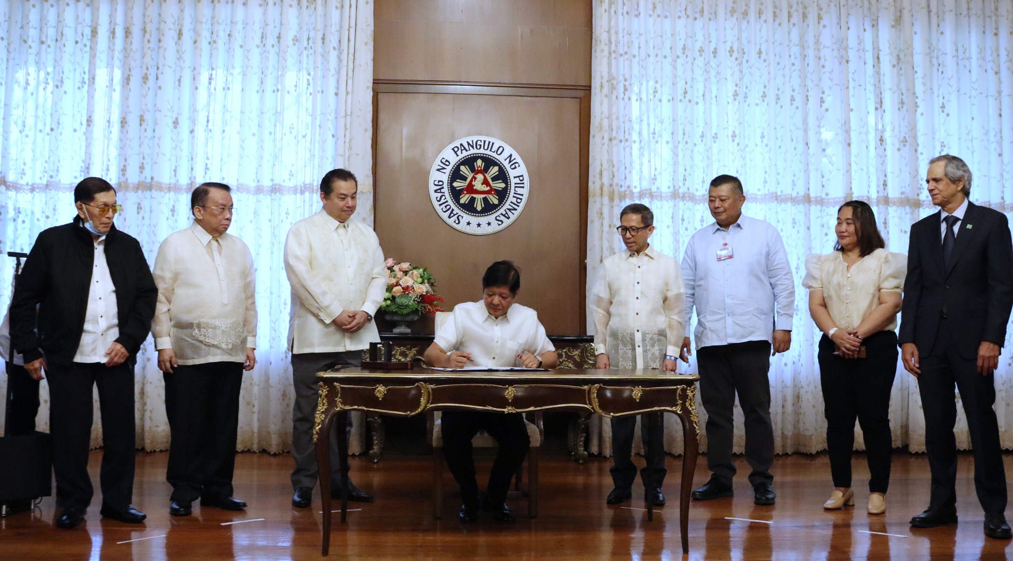 15 more years: Marcos Jr. signs Malamapaya contract renewal